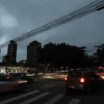 Vista do cruzamento da Avenida Henrique Schaumann com a Rua Teodoro Sampaio, com os semáforos desligados por falta de energia elétrica, na zona oeste de São`Paulo - 13/10/2024 | Foto: Werther Santana/Estadão Conteúdo