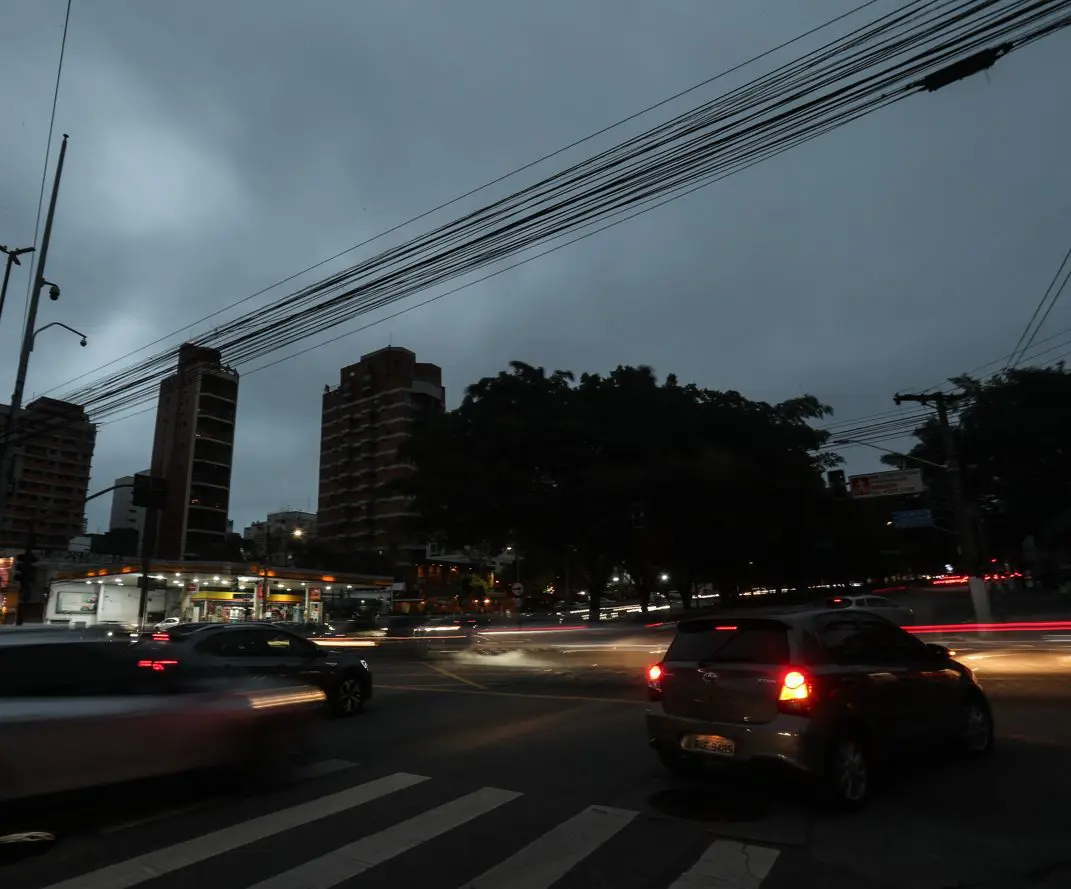 Vista do cruzamento da Avenida Henrique Schaumann com a Rua Teodoro Sampaio, com os semáforos desligados por falta de energia elétrica, na zona oeste de São`Paulo - 13/10/2024 | Foto: Werther Santana/Estadão Conteúdo