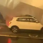 Carro é atingido por telhado durante temporal em São Paulo