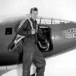 Charles Elwood Yeager, ao lado da aeronave experimental Bell X-1 | Foto: Reprodução/Força Aérea dos EUA
