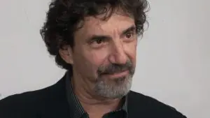 Chuck Lorre é conhecido como 'o rei das sitcoms' | Foto: Kristin Dos Santos/Wikimedia Commons