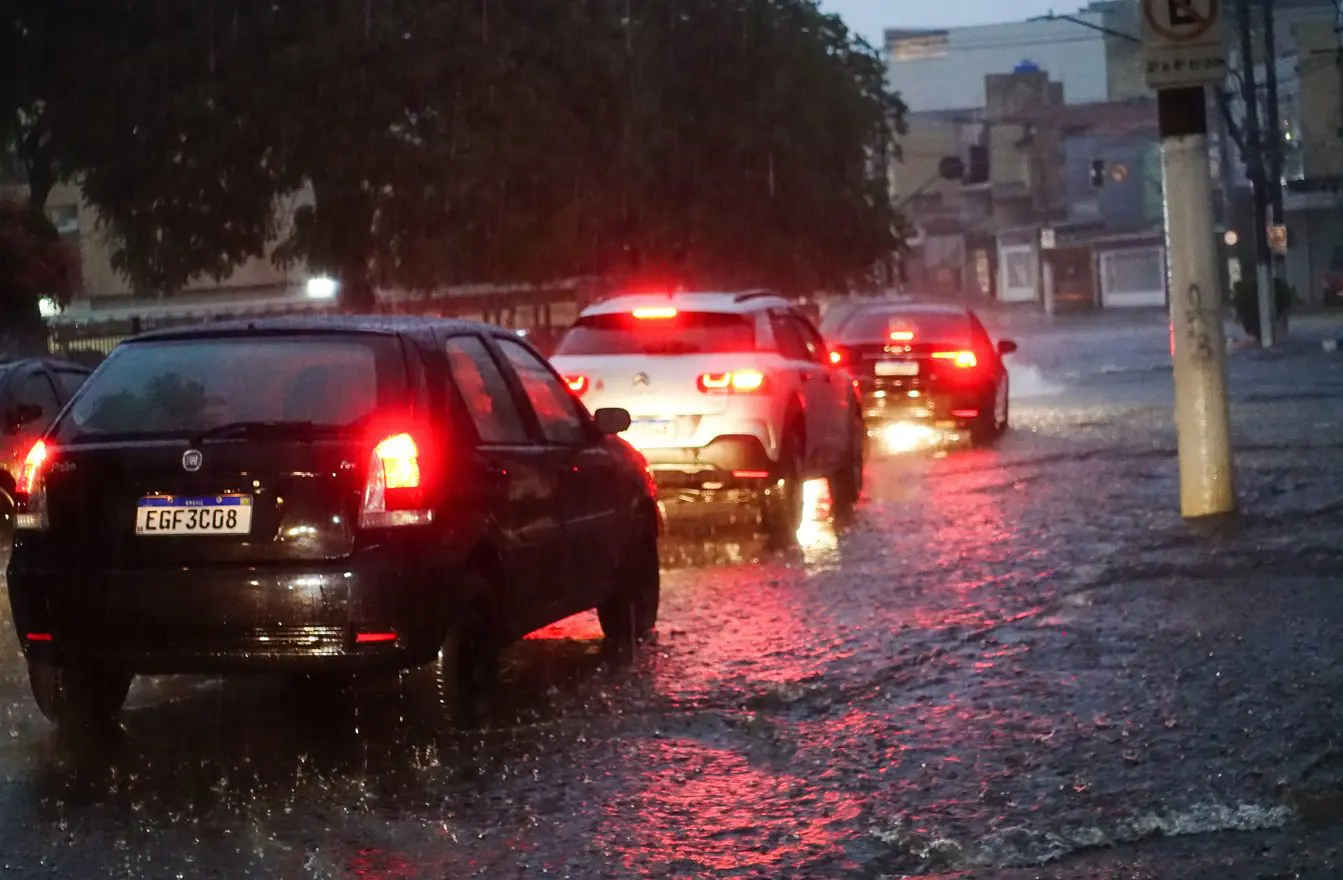 A forte chuva que atingiu a capital paulista no fim da tarde desta quarta-feira, 23, provocou alagamentos e queda de luz em São Paulo | Foto: Yuri Murakami/FotoArena/Estadão Conteúdo