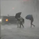 Pedestres tentam se proteger de tempestade na região do Ibirapuera, zona sul de São Paulo | Foto: Edi Souza/Ato Press/Estadão Conteúdo