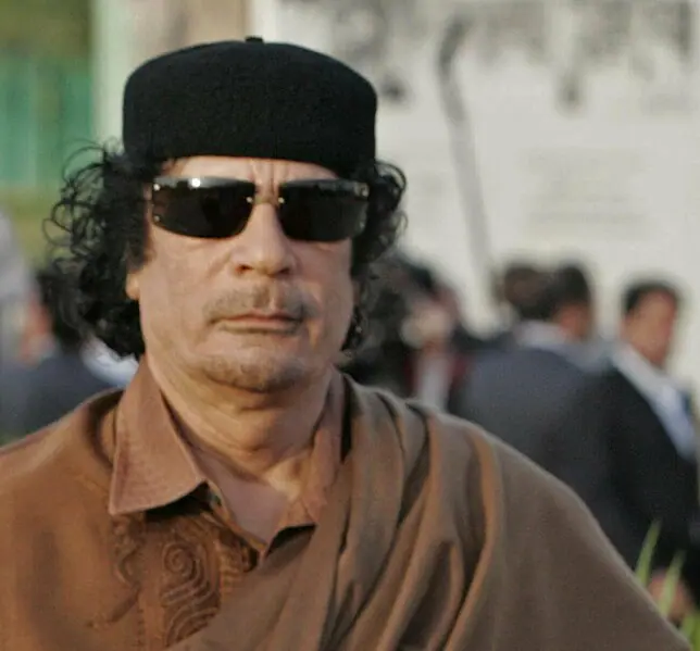 O ditador ficou conhecido por seu estilo de liderança excêntrico, discursos longos e uso de uniformes militares extravagantes | Foto: Reprodução/Wikimedia Commons