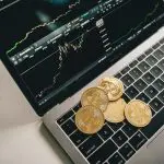 Valter destaca também que, em virtude da oportunidade de lucros em larga escala na criptomoeda, é preciso recordar que esse é um investimento de alto risco | Foto: Reprodução/Pexels