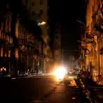 Pessoas andam na rua, à noite, enquanto Cuba é atingida por um apagão em toda a ilha, em Havana - 18/10/2024 | Foto: Norlys Perez/Reuters