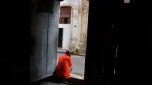 Yeslandys Carrion senta-se do lado de fora de sua casa, enquanto sofre com o colapso de energia em Havana - 19/10/2024 | Foto: Norlys Perez/Reuters