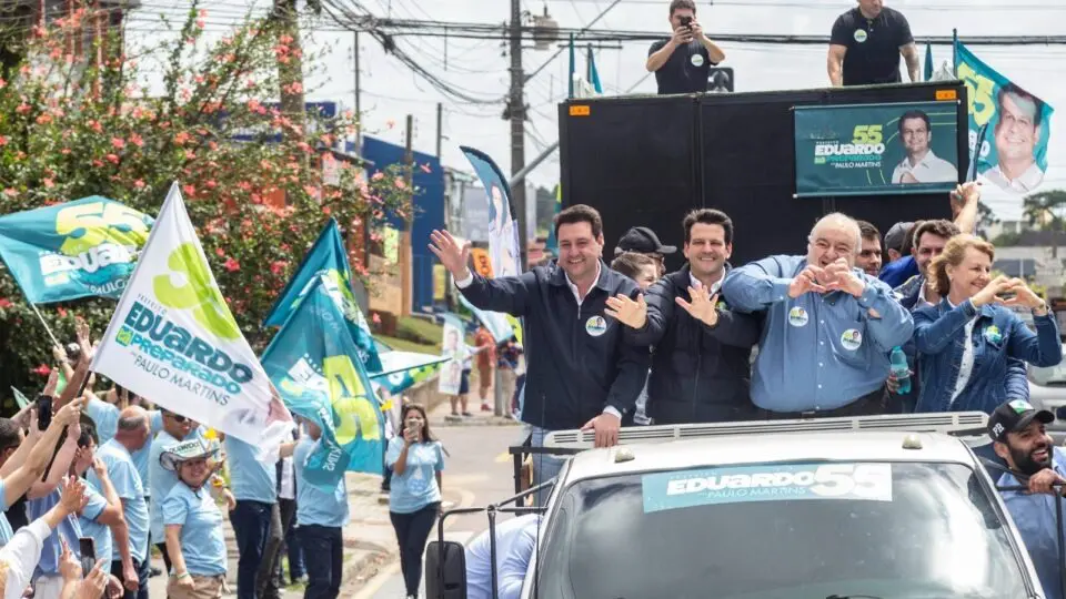 Vice-prefeito Eduardo Pimentel durante carreata em Curitiba: apoio do prefeito Rafael Greca e do governador Ratinho Junior | Foto: Ricardo Marajó/Divulgação/campanha Eduardo Pimentel