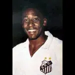 Edson Arantes do Nascimento, o Rei Pelé, com a camisa do Santos FC