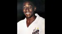 Edson Arantes do Nascimento, o Rei Pelé, com a camisa do Santos FC