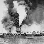 Porta-aviões britânico HMS Formidable depois de ser atingido por três Kamikazes. Ele resistiu ao ataque