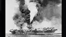 Porta-aviões britânico HMS Formidable depois de ser atingido por três Kamikazes. Ele resistiu ao ataque
