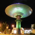 O caso atraiu ufólogos internacionais e impulsionou o turismo local, simbolizado pela caixa d'água em forma de nave espacial | Foto: Reprodução/Wikimedia Commons