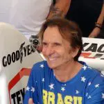 O bicampeão mundial de F1 Emerson Fittipaldi, ao lado do McLaren M23 de 1974 , no Festival de Velocidade de Goodwood de 2014 | 28/6/2024 | Foto: Reprodução/Wikimedia Commons