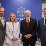 Nesta foto, em 15 de junho, estão Alexandre Silveira, a primeira-ministra italiana, Giorgia Meloni, o presidente Lula e o CEO global da Enel: promessa de investimentos no Brasil e renovação de concessão podem estar comprometidos com a novo crise de apagão em São Paulo; menos de um mês depois do encontro, Enel Brasil contrata conselheiro inexperiente por suposta influência do ministro de Minas e Energia | Foto: Enel/Divulgação