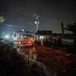 Funcionários da Enel consertam fiação em São Paulo