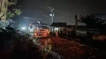 Funcionários da Enel consertam fiação em São Paulo