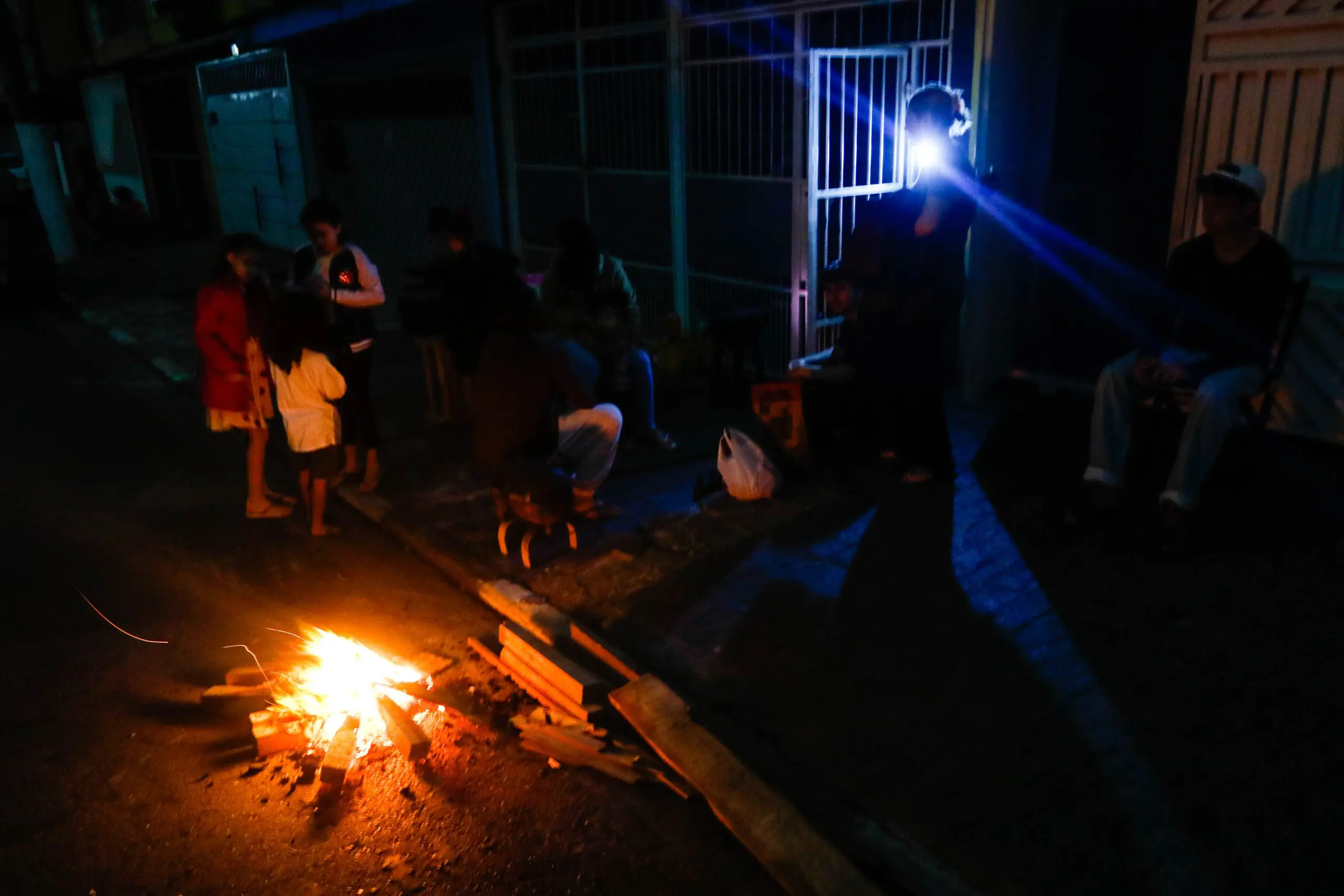 Moradores e comerciantes sofrem com a falta de energia elétrica a mais de 72 horas, por causa do apagão em São Paulo. Ricardo Nunes acionou a Justiça contra a Enel | Foto: Aloisio Mauricio/FotoArena/Estadão Conteúdo