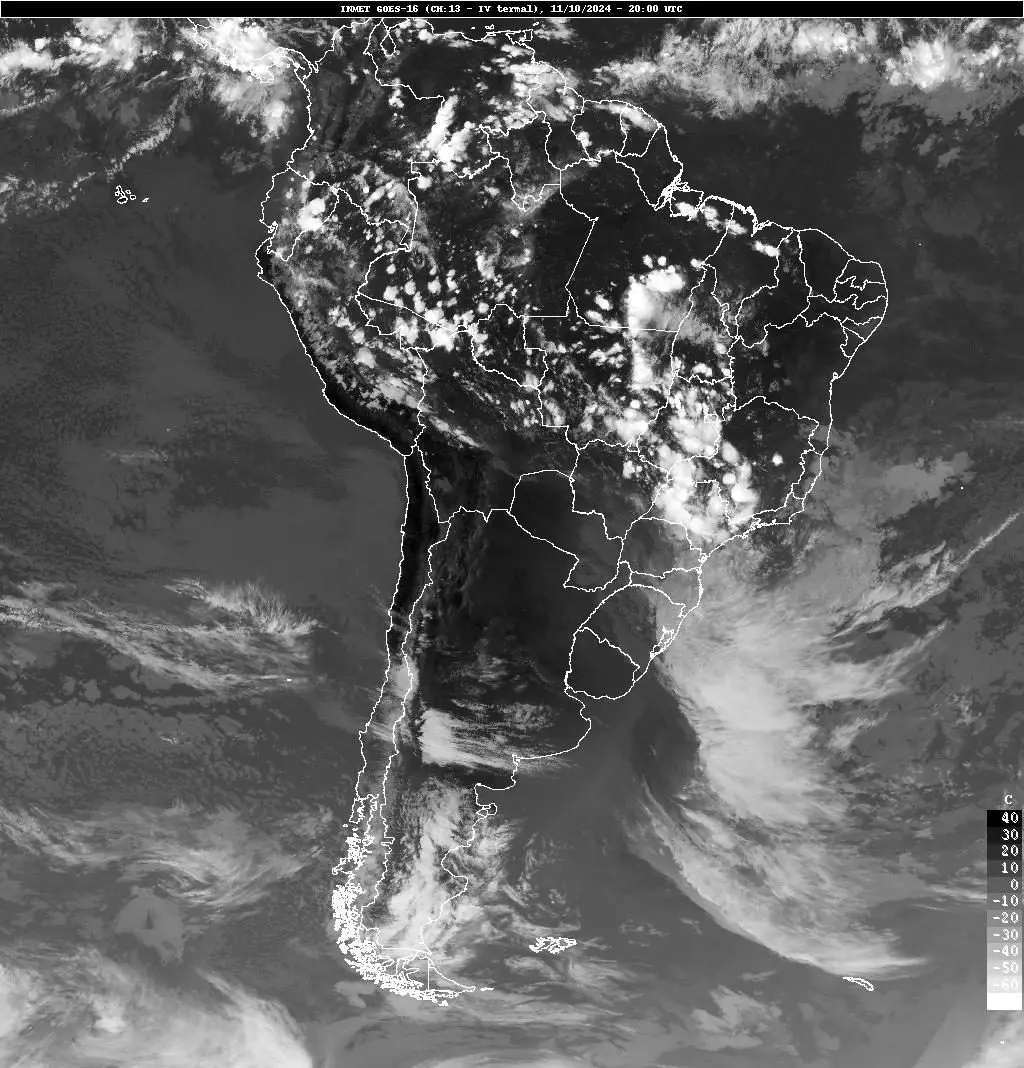 Recorte de imagem de satélite GOES, América do Sul, às 17h00, Brasília. As células de trovoadas em maturação e deslocamento. Na região Sul, observa-se nebulosidade próxima ao centro de baixa pressão. O sistema frontal frio na retaguarda cria as zonas de instabilidade que fomentaram as células a sua frente | Fonte: INMET, 2024-10-11-2000Z IR