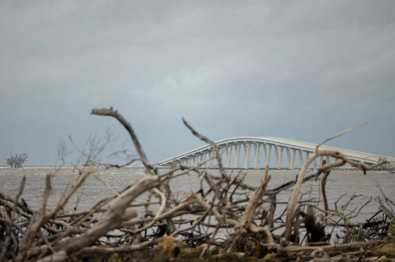 A ponte da Ilha Sanibel é vista, enquanto o Furacão Milton se aproxima de Fort Myers, Flórida, EUA - 9/10/2024 | Foto: Ricardo Arduengo/Reuters