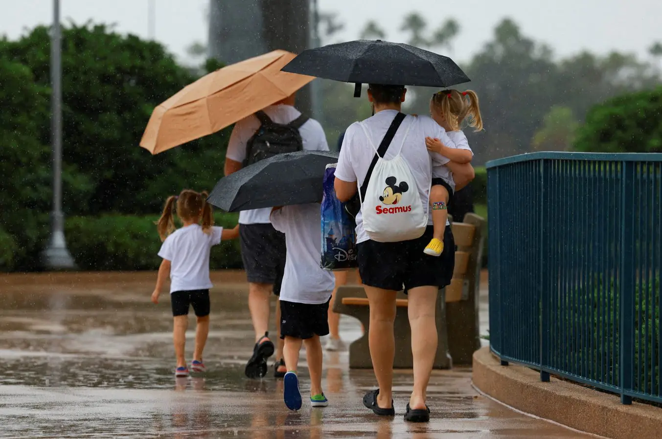 Pessoas chegam ao Walt Disney World, enquanto o Furacão Milton se aproxima, em Orlando, Flórida - 9/10/2024 | Foto: Jose Luis Gonzalez/Reuters