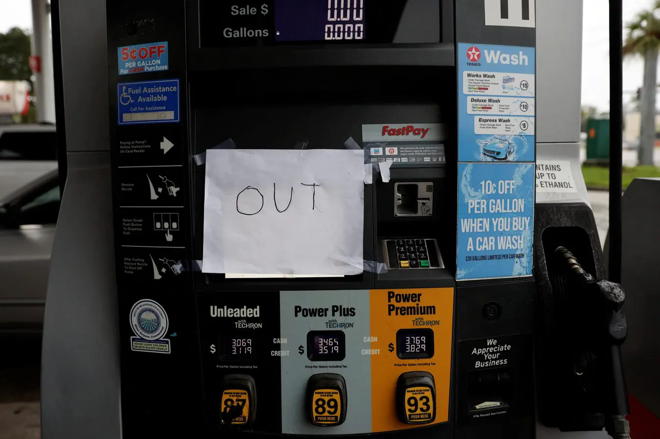 Uma bomba fora de serviço em um posto de gasolina de Tampa, enquanto o Furacão Milton se aproxima, na Flórida - 9/10/2024 | Foto: Marco Bello/Reuters