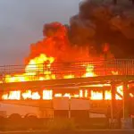 Ônibus é incendiado durante briga entre torcedores do Palmeiras e Cruzeiro em SP | Foto: Reprodução/Redes sociais