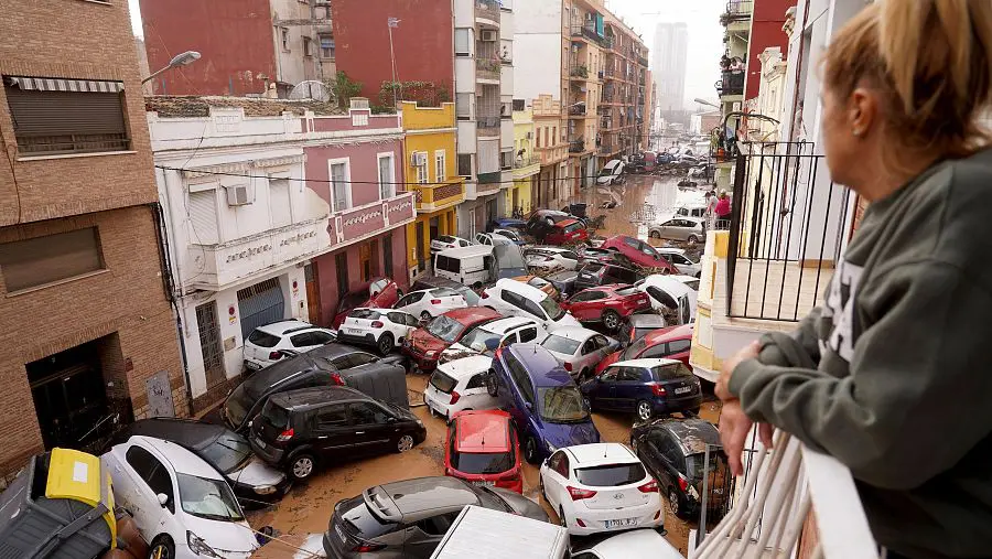 Carros se acumulam aos rios de lama na Espanha | Foto: Reprodução/RTVE