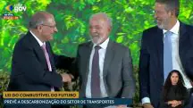 Geraldo Alckmin brinca com Lula, em evento presidencial | Foto: Reprodução/YouTube/Gov.Br