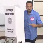Guilherme Boulos vota em São Paulo