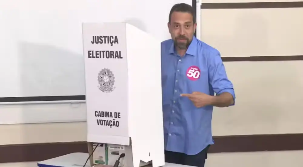 Guilherme Boulos vota em São Paulo