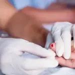 O MPRJ também destacou que o laboratório realizava exames com resultados falsos e operava sem alvará nem licença sanitária | Foto: Reprodução/Free Malasya Today