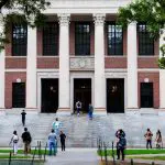 A Universidade de Harvard é a universidade mais antiga e rica dos EUA | Foto: Stephanie Mitchell/Harvard University