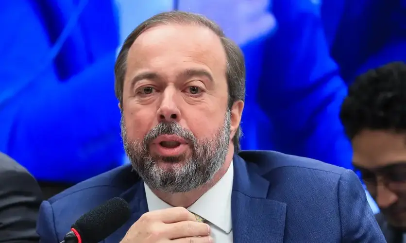 A decisão sobre a não retomada do horário de verão foi anunciada pelo ministro de Minas e Energia, Alexandre Silveira | Foto: Lula Marques/Agência Brasil