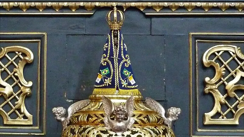 Promulgado em de 12 outubro de 1980, o feriado de Nossa Senhora Aparecida reconhece oficialmente a importância da santa para o povo brasileiro | Foto: Reprodução/Wikimedia Commons