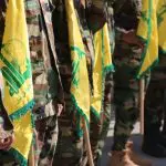 Integrantes do Hezbollah no Líbano, com a bandeira do grupo terrorista