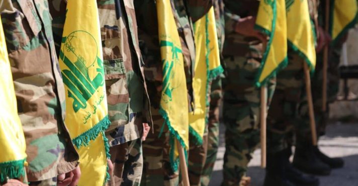 Integrantes do Hezbollah no Líbano, com a bandeira do grupo terrorista