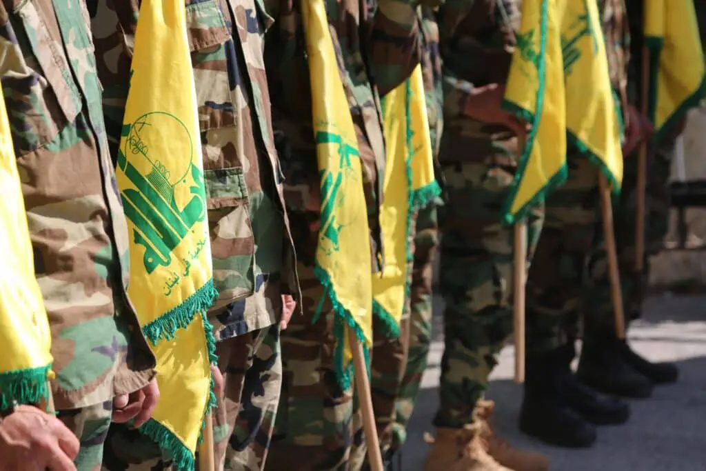 Integrantes do Hezbollah no Líbano, com a bandeira do grupo terrorista
