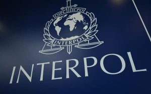 Em maio de 2024 o Partido dos Trabalhadores (PT) chegou a divulgar a notícia falsa sobre 51 manifestantes que seriam procurados pela Interpol | Foto: Reprodução/Wikimedia Commons