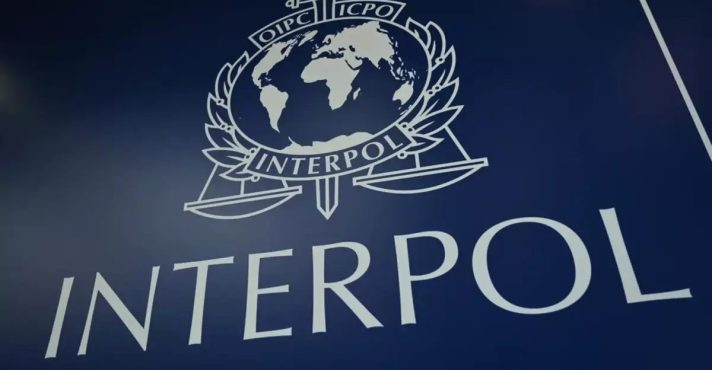 Em maio de 2024 o Partido dos Trabalhadores (PT) chegou a divulgar a notícia falsa sobre 51 manifestantes que seriam procurados pela Interpol | Foto: Reprodução/Wikimedia Commons