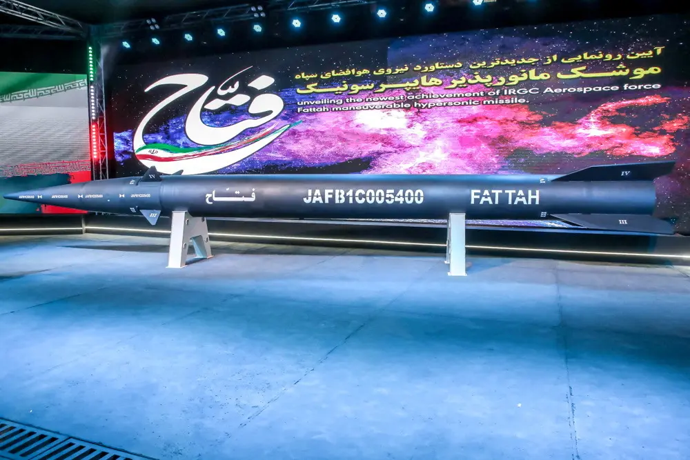 O Fattah-1, por exemplo, tem alcance de aproximadamente 1,4 mil km e alta capacidade de manobra e velocidade | Foto: Hossein Zohrevand/Tasnim News Agency