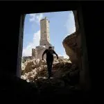 Uma pessoa caminha nas ruínas da mesquita al-Omari, que foi destruída na ofensiva militar israelense - 18/10/2024 | Foto: Dawoud Abu Alkas/Reuters