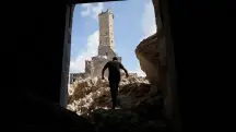 Uma pessoa caminha nas ruínas da mesquita al-Omari, que foi destruída na ofensiva militar israelense - 18/10/2024 | Foto: Dawoud Abu Alkas/Reuters
