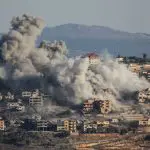 Fumaça sobe sobre Khiam, depois de ataques israelenses - 20/10/2024 | Foto: Karamallah Daher/Reuters