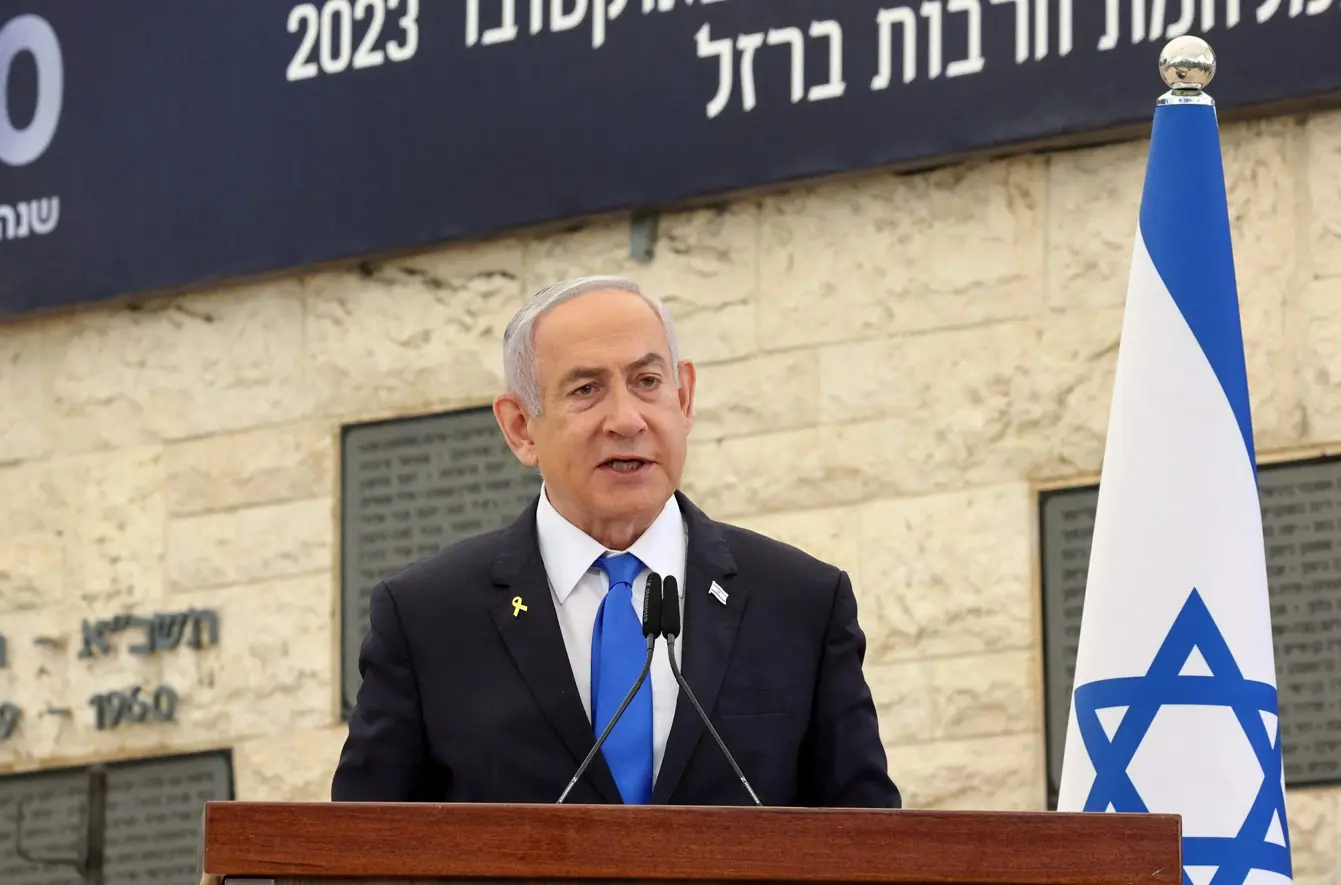 O primeiro-ministro israelense, Benjamin Netanyahu, fala durante uma cerimônia memorial do ataque do Hamas em 7 de outubro de 2023 - 27/10/2024 | Gil Cohen-Magen/Pool/Reuters
