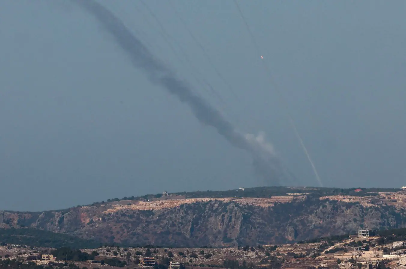 Alguns mísseis foram interceptados, mas outros causaram danos, incluindo a destruição de um edifício em Tamra, Galiléia - 24/10/2024 | Foto: Gonzalo Fuentes/Reuters