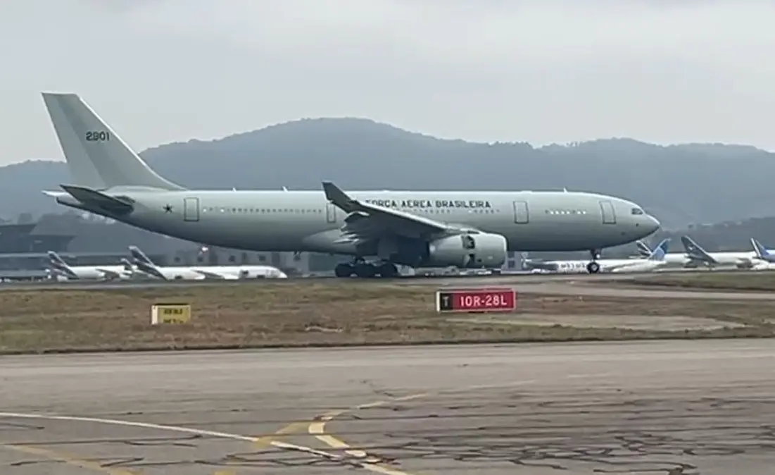 KC30 vindo do Líbano pousa no Brasil
