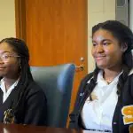 As jovens norte-americanas Ne’Kiya Jackson e Calcea Johnson descobriram novas provas do teorema de Pitágoras | Foto: Reprodução/WWLTV