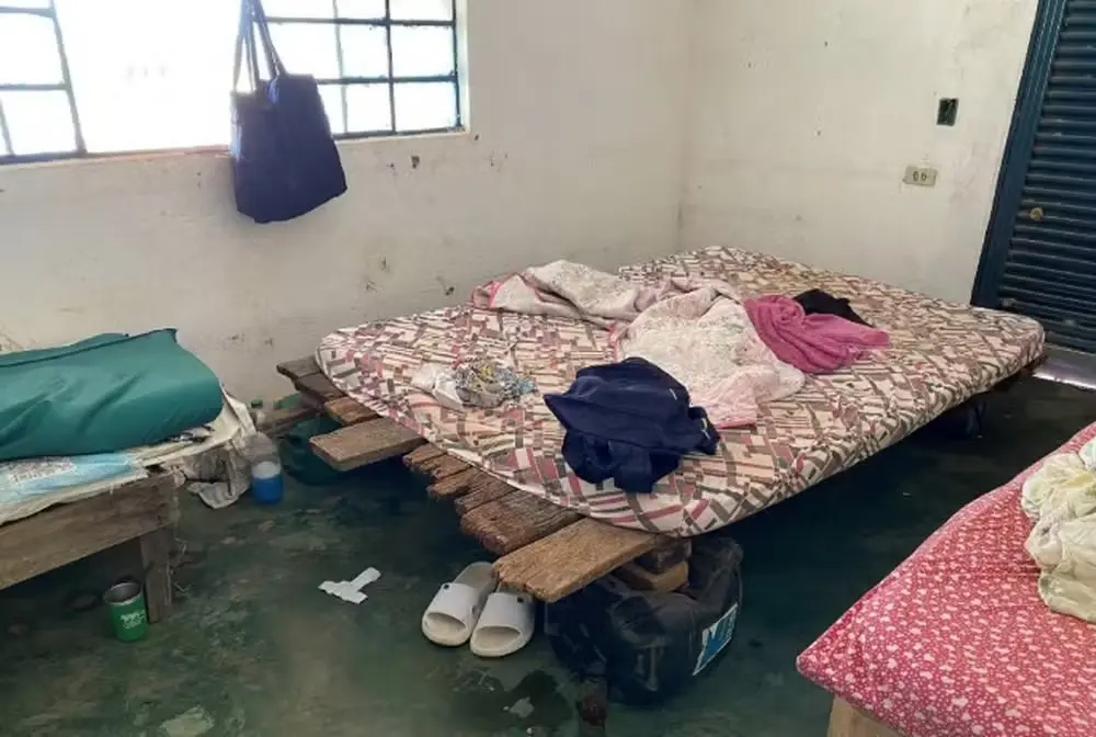 Local onde trabalhadores dormiam: falta de banheiro, água potável e exposição a insetos e mau cheiro | Foto: /MTE/Grupo Especial de Fiscalização Móvel