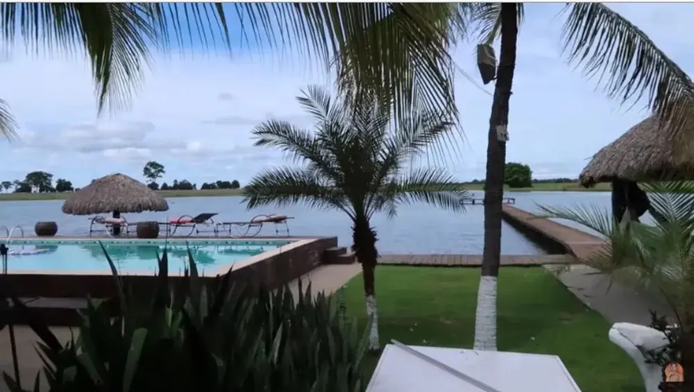 Piscina com o lago da Fazenda Talismã ao fundo | Foto: Reprodução/YouTube